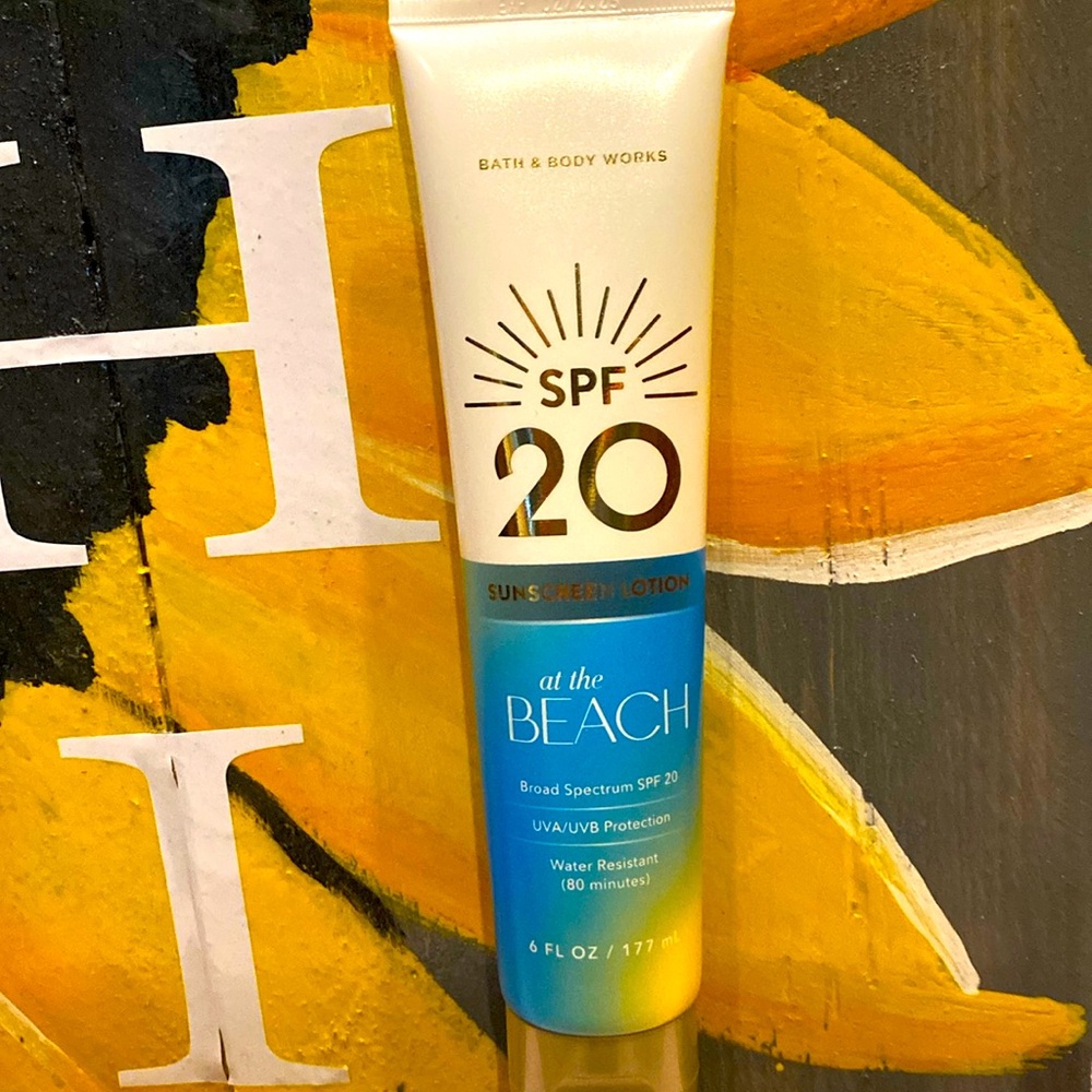 AT THE BEACH🏝️SUNSCREEN BROAD SPECTRUM SPF 20UVA/UVB Protection
Water Resistant